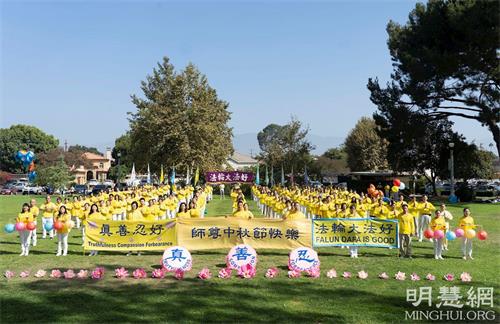 '图1:二零二一年九月十九日,洛杉矶部份法轮功学员数百人齐聚洛杉矶文森特卢果公园,向法轮功创始人李洪志先生恭贺中秋佳节。'