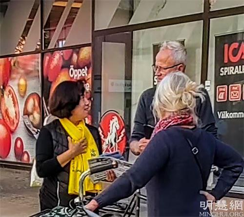 '图2~3:当地民众主动了解法轮功,明白了真相的人们签名支持反迫害。'
