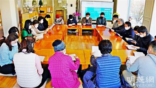 '图3~5:今年一月四日是《转法轮》出版二十七周年纪念日,当天,在位于韩国首尔市龙山区的天梯书店举办纪念活动。活动中大家一起阅读《转法轮》。'