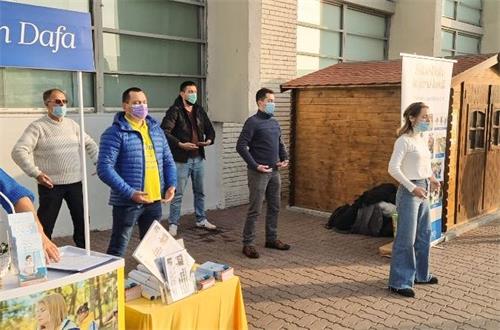 '图4:法轮功学员在超市前展示功法'