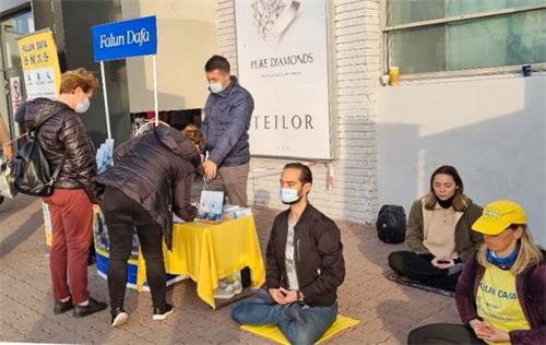 '图5:民众在呼吁制止中共活摘器官的请愿信上签名'