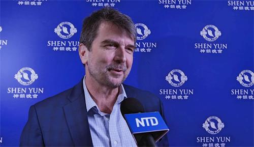 '图13：二零二二年一月十一日，入选《美国名人录》的技术咨询公司总裁杰拉德·拉塞尔（Gerald Russell），观看了美国​​神韵巡迴艺术团在阿拉巴马州亨茨维尔冯·布劳恩音乐厅的演出。他说：“神韵演出给亨茨维尔的环境带来了新气象。”（新<span