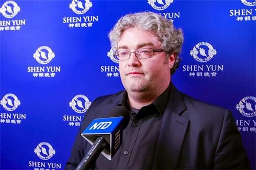 '图15：二零二二年一月十二日晚，亨茨维尔一家创意工作室的老板、设计师谢·洛维特（Shea Lovette）观赏了神韵巡回艺术团在亨茨维尔的第二场演出。（新<span