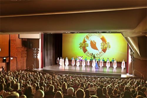 '图3：二零二二年一月二十一日和二十二日，神韵纽约艺术团在科罗拉多州格里利蒙福特音乐厅上演了二场演出。图为二十二日下午演出的谢幕照。（新<span