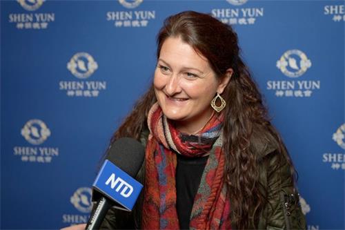 '图6：匹兹堡交响乐团资深中提琴手玛丽莲·金格拉斯·罗伊（Marylene Gingras-Roy）表示，神韵音乐和舞蹈极其美丽。（新<span