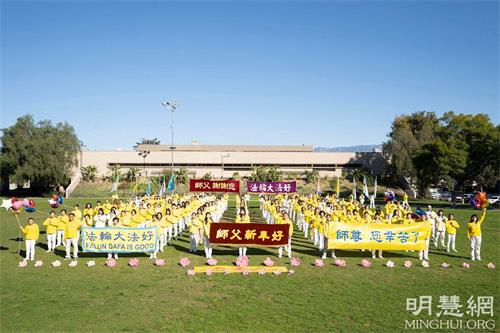 '图3:中国新年将近,洛杉矶部份法轮功学员向李洪志师父拜年。学员们齐声说:恭祝师尊新年好!法轮大法好!真善忍好!'