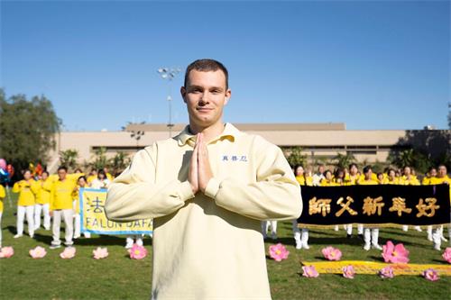 '图4:鲁迪·布雷洛克(Rudy Blalock)修炼不到两年,顽疾痊愈,再也不用靠吃药或吸烟缓解焦虑,如获新生。'