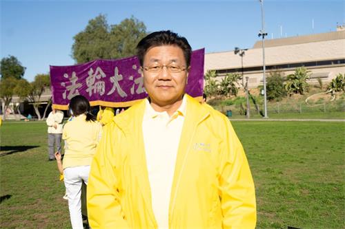 '图5:洛杉矶法轮功学员计算机工程师蔡先生(Frank Tsai)感到修炼大法,很幸运。'