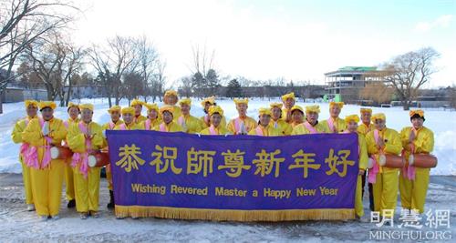 '图5:多伦多腰鼓队学员恭祝师父新年好!'
