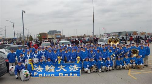 '图6:多伦多天国乐团学员恭祝师父新年好!'