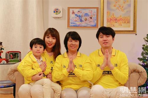 '图10:杨金丝(右二)和女儿一家恭祝师父新年快乐!'