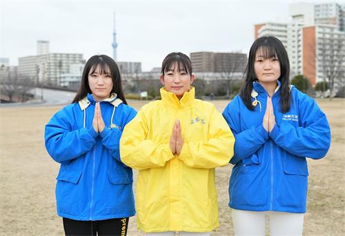 '图2:日本法轮功学员孙晓莲(中)和两个女儿一起给法轮功创始人李洪志大师拜年。'