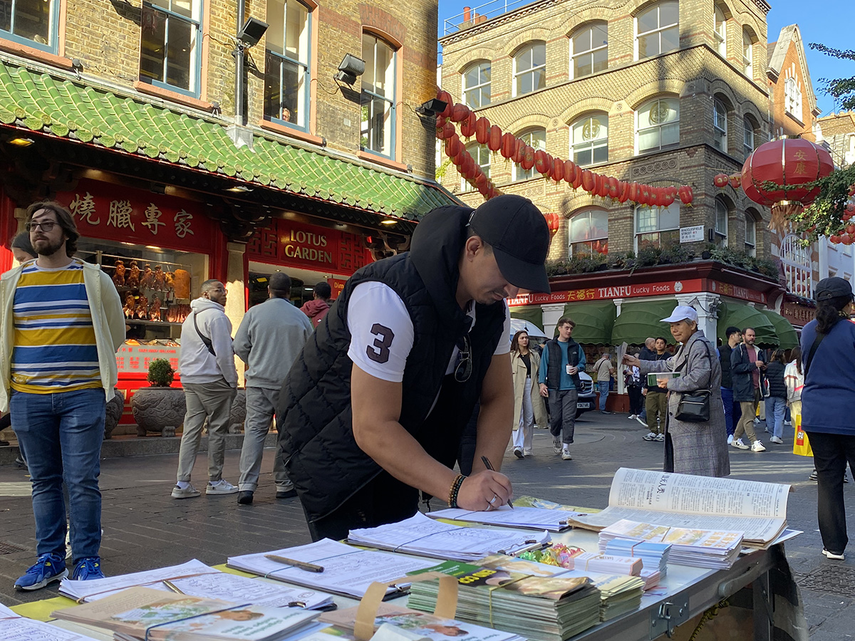 图9:阿列克斯在签字,认为生活在西方的人应该站出来制止迫害