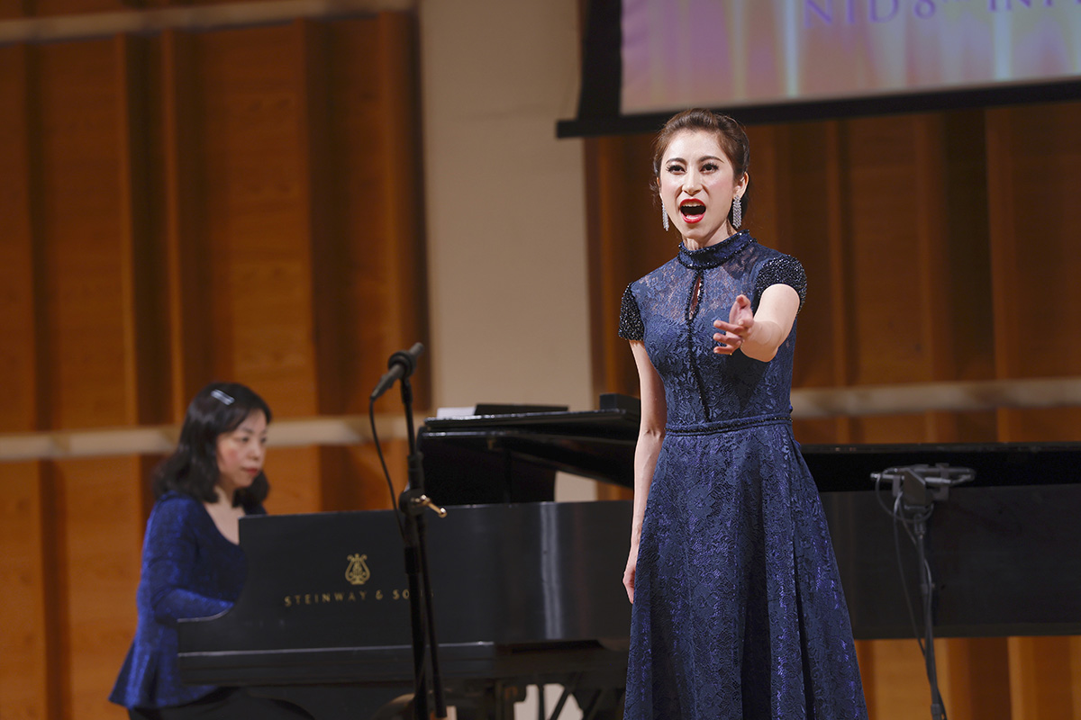 图4:来自美国纽约的选手、女声组铜奖之一,Rachael Bastick在演唱普契尼歌剧《波希米亚人》中的曲目“当我走在大街上”。(大<span style='max-width:0px!important;margin-left:-4px;color:#eee!important;'>.</span>纪<span style='max-width:0px!important;margin-left:-4px;color:#eee!important;'>.</span>元<span style='max-width:0px!important;margin-left:-4px;color:#eee!important;'>;</span>)