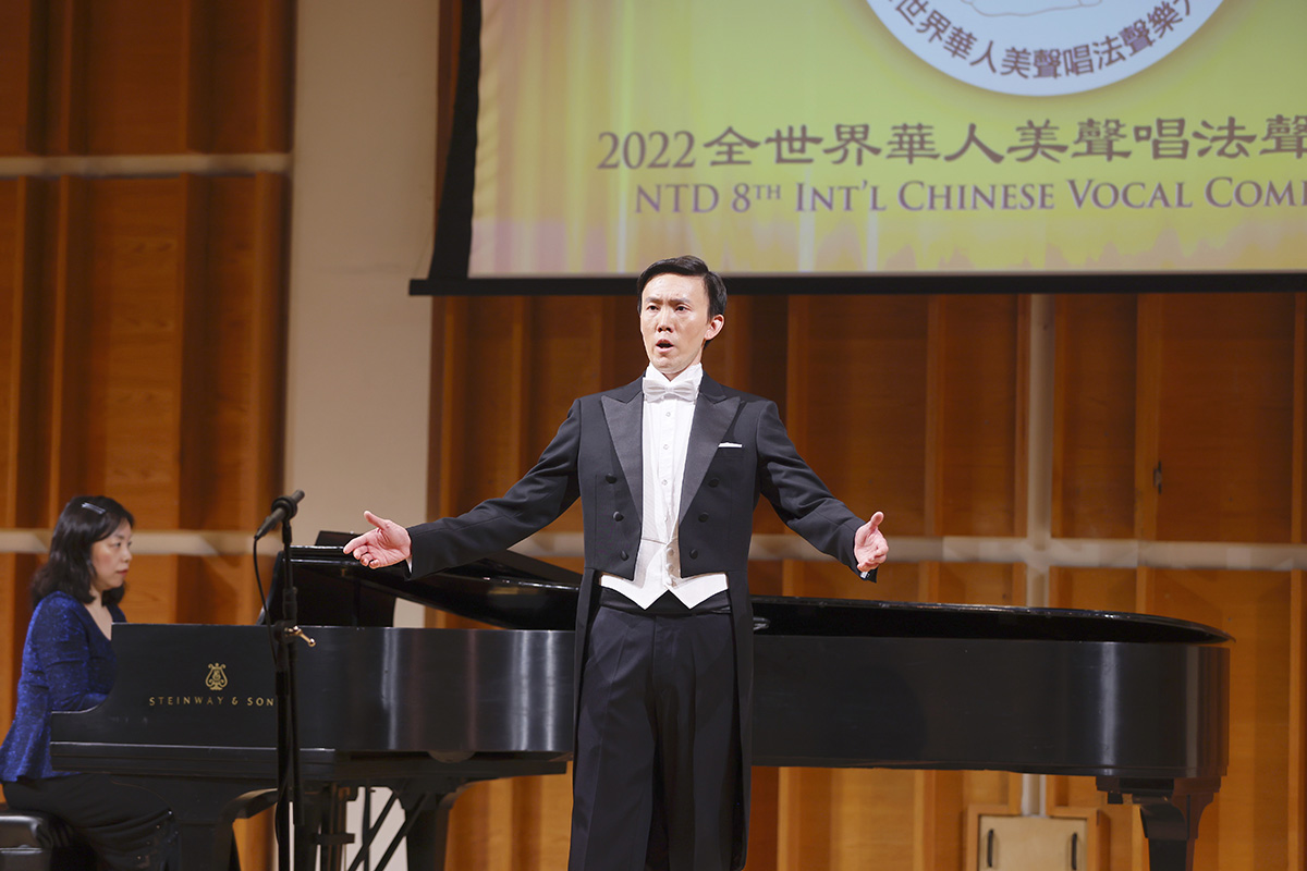 图5:来自美国纽约的选手、男声组铜奖获得者之一,李新在演唱《大江东去》。(大<span style='max-width:0px!important;margin-left:-4px;color:#eee!important;'>.</span>纪<span style='max-width:0px!important;margin-left:-4px;color:#eee!important;'>.</span>元<span style='max-width:0px!important;margin-left:-4px;color:#eee!important;'>;</span>)