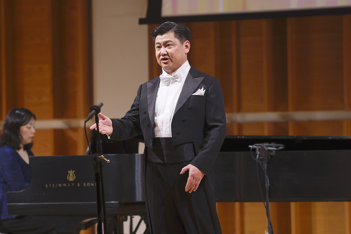 图6:来自美国纽约的选手、男声组优秀奖获得着之一,黄鹏在演唱《幽兰操》。(大<span style='max-width:0px!important;margin-left:-4px;color:#eee!important;'>.</span>纪<span style='max-width:0px!important;margin-left:-4px;color:#eee!important;'>.</span>元<span style='max-width:0px!important;margin-left:-4px;color:#eee!important;'>;</span>)