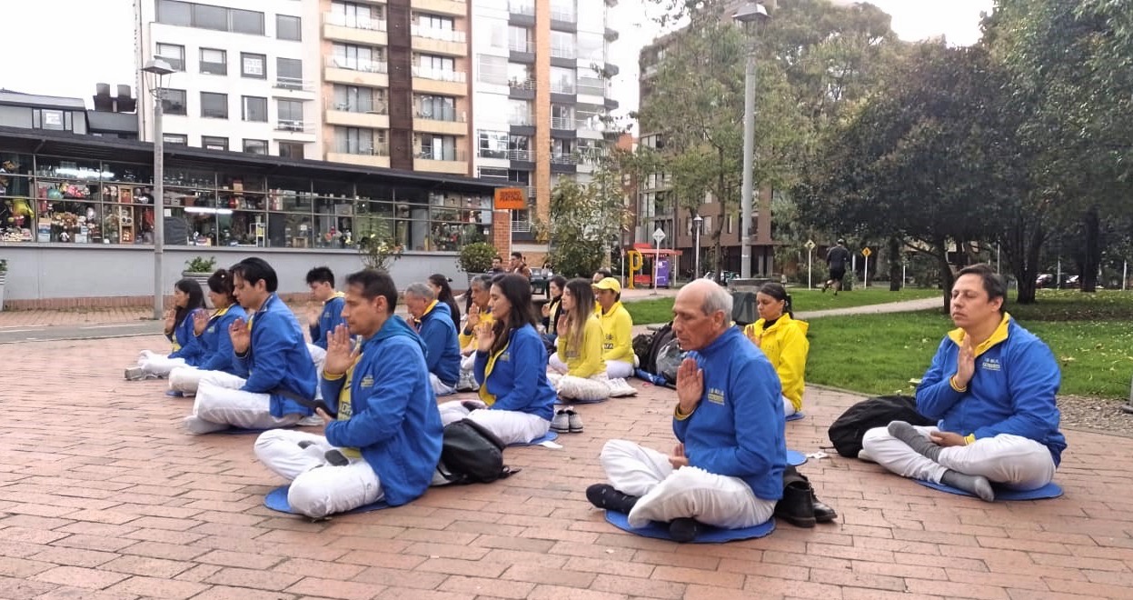图4:哥伦比亚法轮大法学员参加发正念活动,发放真相资料。