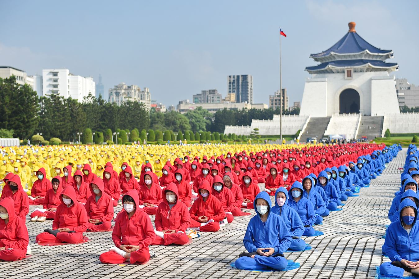 '图2~4:近五千名法轮功学员于排字结束后,举行集体大炼功。'