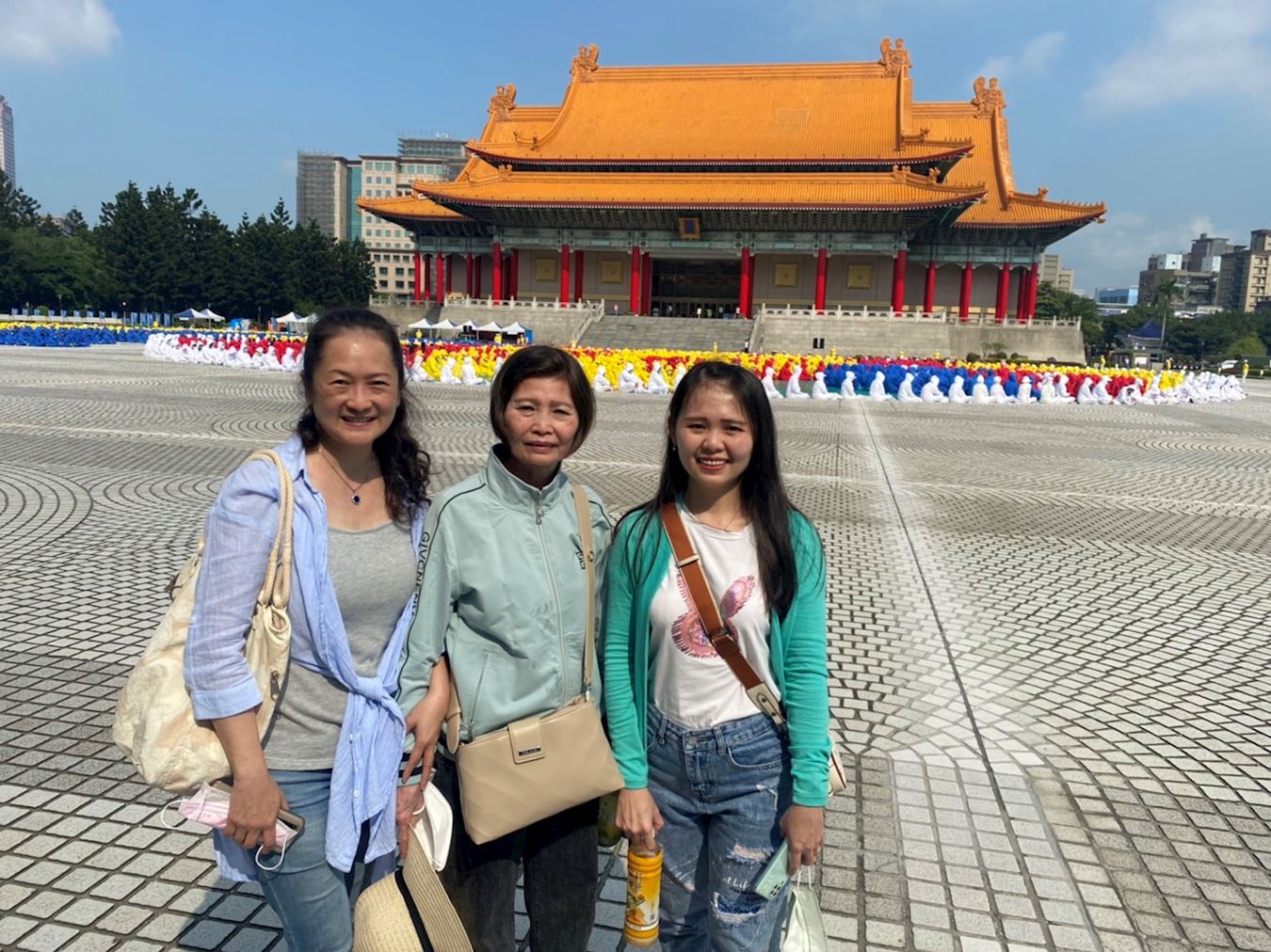 '图14:台北任瑾瑜女士(左一)陪同首次来台的越南姻亲,共同见证法轮功学员排字活动的盛大壮丽。'