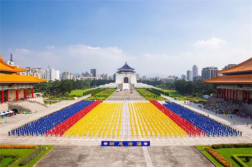 '图2:五千名法轮功学员在台北中正纪念堂自由广场大炼功,展示五套优美功法。'