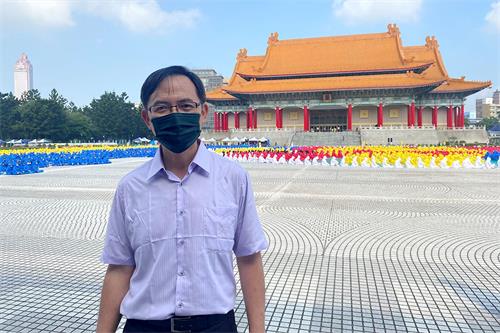 '图3:嘉义徐先生陪太太参加排字活动 感动法轮大法的美好。'