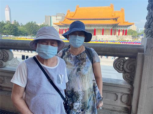 '图6:定居美国周群儒女士回台探望母亲,两人一同感受祥和美好的法轮功五套功法。'