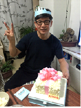 '(面对爱女买的生日蛋糕,谭守礼善良温存表象下掩不住的辛酸)'