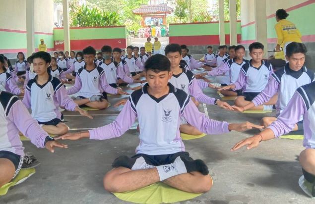 '图1~4:学生们学炼法轮功的功法'