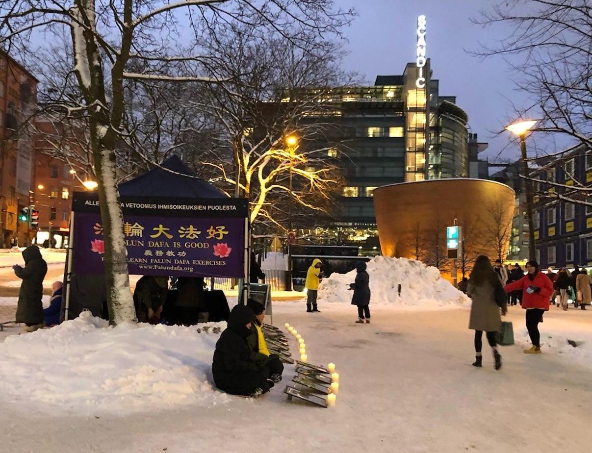 '图1~2:二零二二年十二月十日,世界人权日,芬兰法轮功学员在首都赫尔辛基市中心坎皮(Kamppi)商场附近举办活动,传播真相。'