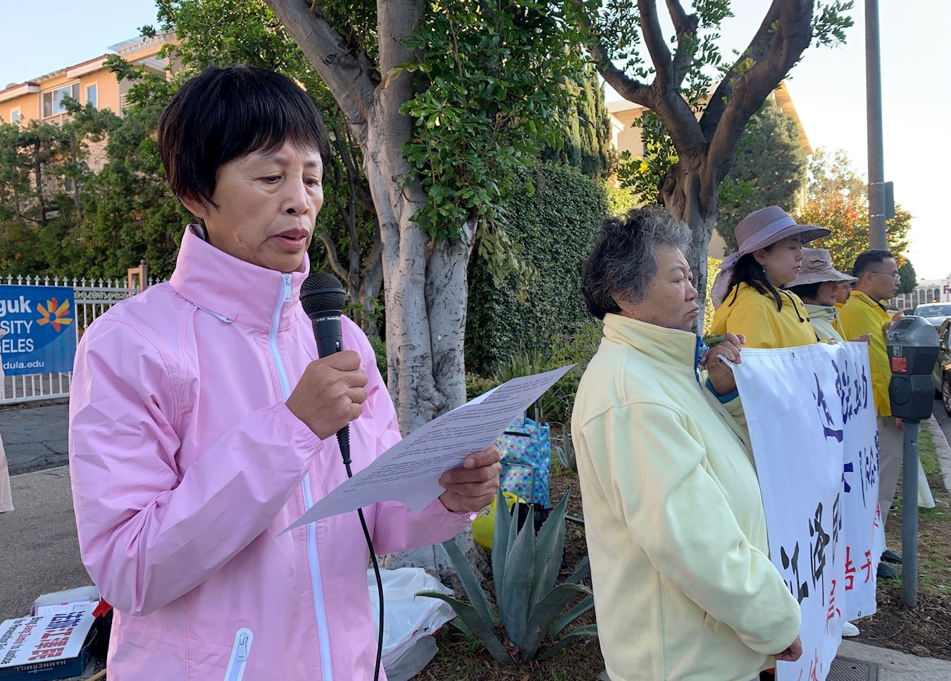'图4:二零二二年十二月十三日,洛杉矶法轮功学员董欣华在集会上,要求中共立即释放仍被绑架的弟弟董怡然。'