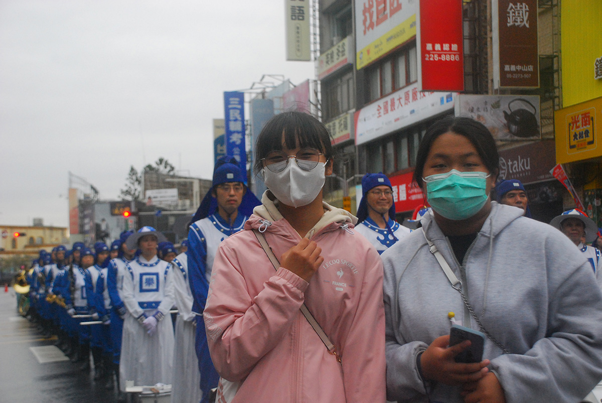 图9:嘉义市北兴国中一年级林姓女同学(左)