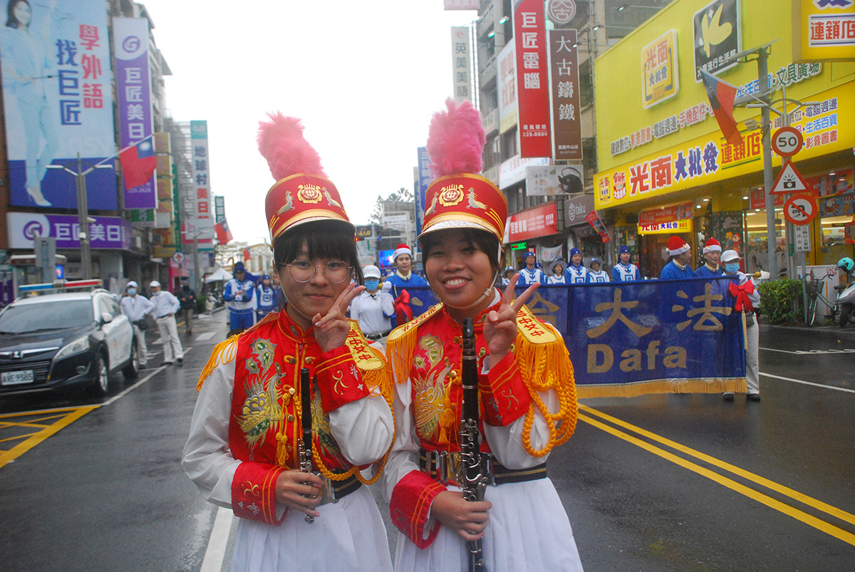 图10:参加踩街的“台中女中管乐团”团员张同学(右)