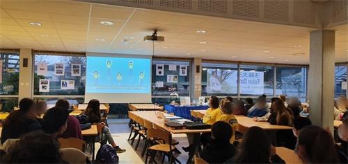 图4:一百多位同学在多功能厅内参加了法轮功功法介绍活动