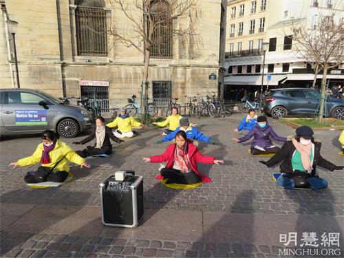 '图1:二零二二年二月十三日,法轮功学员在巴黎市中心的夏特蕾演示法轮功第五套功法'
