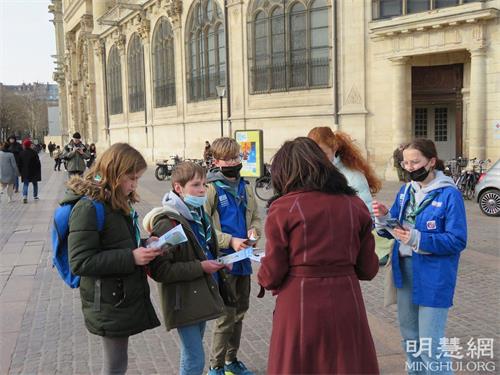 '图2~5:过往行人向法轮功学员了解真相、签名支持反迫害'
