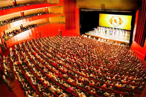 '图1：二零二二年二月六日至九日，神韵环球艺术团莅临法国的普罗旺斯大剧院上演了五场演出，票房全爆满。图为八日晚演出谢幕照。（大<span