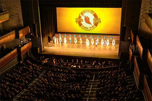 '图2：二零二二年二月十二日，神韵新纪元艺术团在俄克拉何马州首府市政音乐厅（Civic Center Music Hall）上演了二场演出，票房均爆满。（新<span