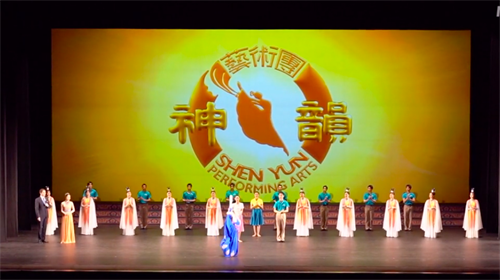 '图4：二零二二年二月十二日，神韵北美艺术团在伯明翰BJCC音乐厅（BJCC Concert Hall）的两场演出。图为演出结束时，演员谢幕时为观众表演在演出中的高难度舞蹈技巧动作。（新<span