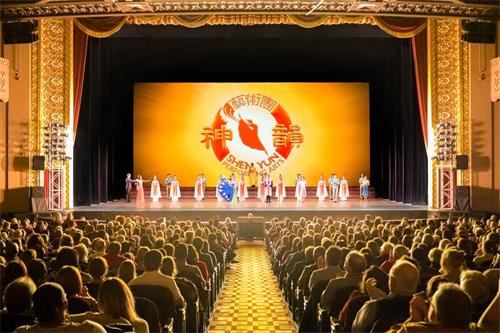 '图2：二零二二年二月十九日和二十日下午，神韵国际艺术团莅临圣路易斯的斯迪弗剧院（Stifel Theatre （Formerly Peabody Opera House）上演了二场演出。图为二十日演出的谢幕照。（大<span