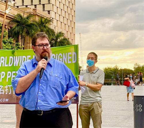 '图1:澳洲联邦议员乔治・克里斯滕森(George Christensen MP)在集会上发言。'