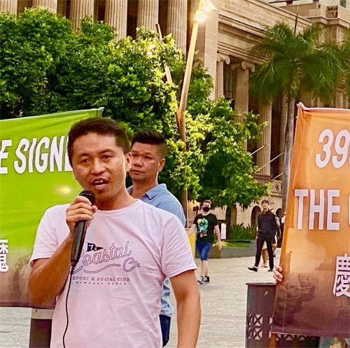 '图3:西藏流亡议会议员、人权活动家丹增·彭措·多林(Tenzin Phuntsok Doring)在集会上发言。'