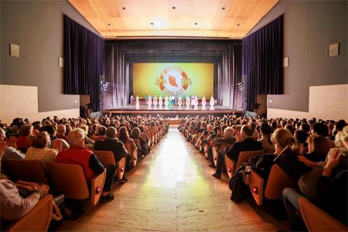 '图1：二零二二年一月三十日至二月二日晚，美国神韵环球艺术团跨年演出，在西班牙圣库加特剧院（Teatre Auditori Sant Cugat）上演四场演出。图为二月二日晚演出，票房爆满，观众反响热烈。（大<span