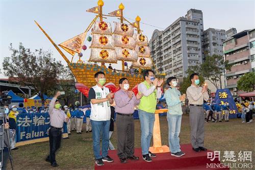 '图6:法船灯会展出期间有不少政府官员,冈山区区长黄中中(右一)、立法委员林岱桦(右二)、立法委员邱志伟(右三)莅临灯船祈福。'