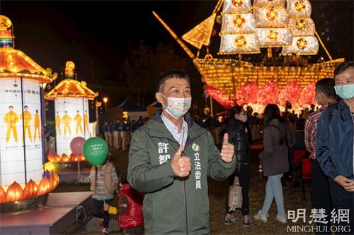 '图7:法轮功之友、立法委员许智杰前来体验,他说:希望更多人来炼法轮功。'