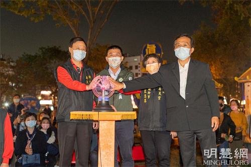 '图9:冈山寿天宫主委戴清福(左一)赞扬法轮功倡导真、善、忍,修身养性,是很有纪律、非常优质团体。'