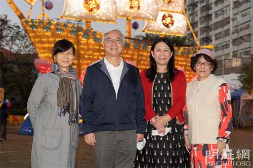 '图10:前高雄港务局港埠工程处产业工会理事长王绮华(右一)和宏海游艇执行长张嘉豪(右三),很敬佩法轮功学员用花灯的形式把法轮大法的正能量和善的力量展示出来。'