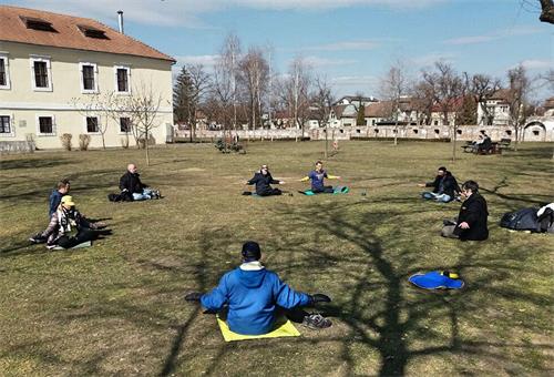 图4:二零二二年三月十三日,法轮功学员在特尔古穆列什市(Târgu Mureş)的中世纪古堡内集体炼功,弘法。