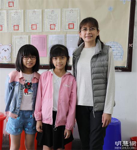 图4:李昀臻和双胞女儿合照,中间是陈韦杉