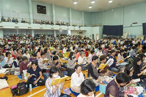 图1:来自南台湾七县市法轮大法部分学员于三月二十六、二十七日,在中华电信学院高雄所,举办两天一夜学法交流,第二天下午大组学法交流。