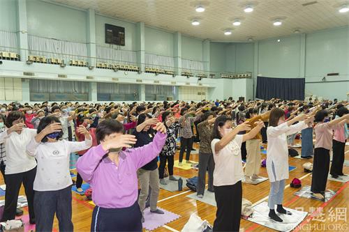 图2~3:来自南台湾七县市法轮大法部分学员于三月二十六、二十七日,在高雄市中华电信学院高雄所,举办两天一夜学法交流,第二天清晨于活动中心集体炼功。
